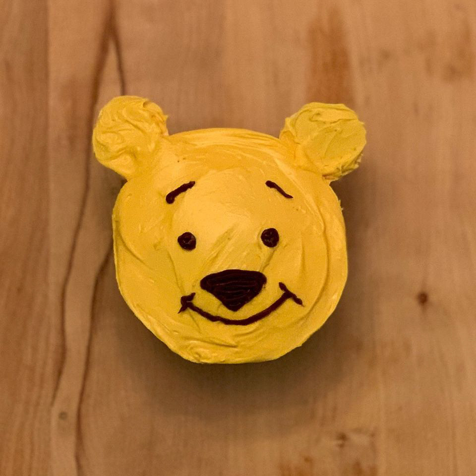 Winnie the Pooh
                Cupcake